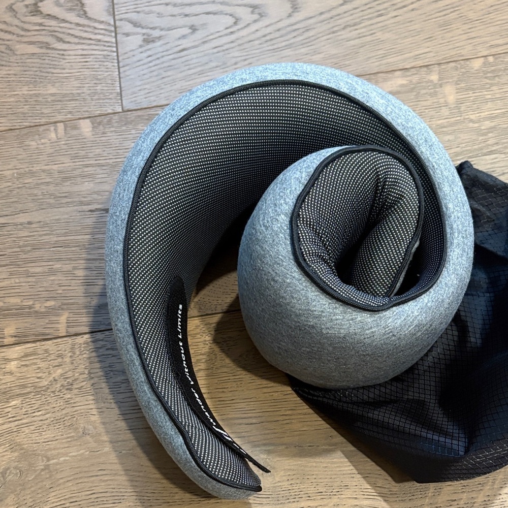 NIP Wander Black Plus Travel Neck Pillow Drawstring Pouch - Picture 3 of 6